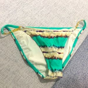 Vix Paula Hermany bottom L